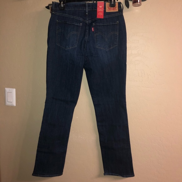 NWT- Women’s Blue Straight Leg Levi’s Jeans - Picture 2 of 6